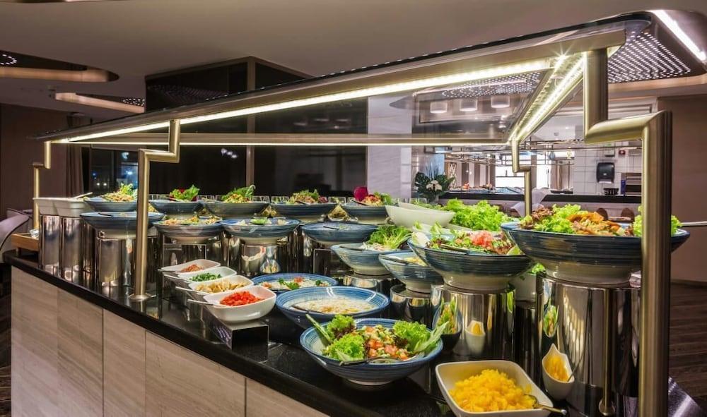Narcissus Al Hamra Hotel Jeddah Ngoại thất bức ảnh A salad bar
