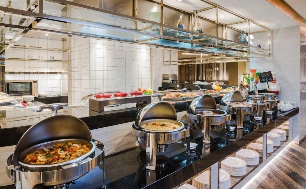 Narcissus Al Hamra Hotel Jeddah Ngoại thất bức ảnh A buffet at a hotel
